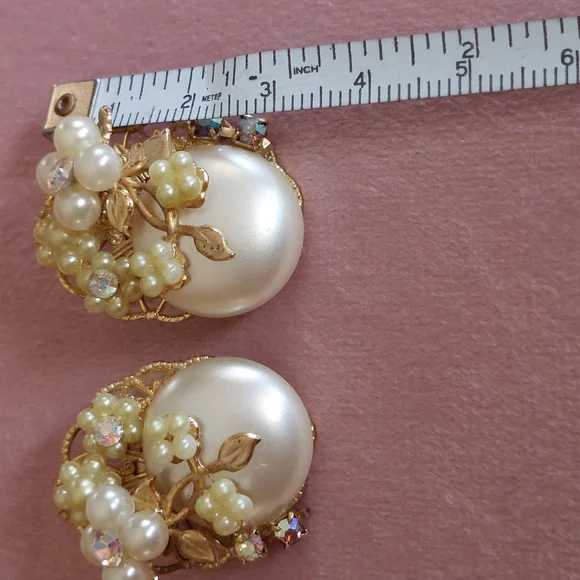 Unsigned Miriam Haskell Vintage Faux Pearl AB Goldtone Floral Earrings - Picture 11 of 14